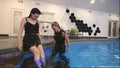 Mutter und Tochter gehen in Leder-Outfits ins Schwimmbad