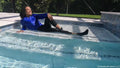 Natalie schwimmt im Hosenanzug