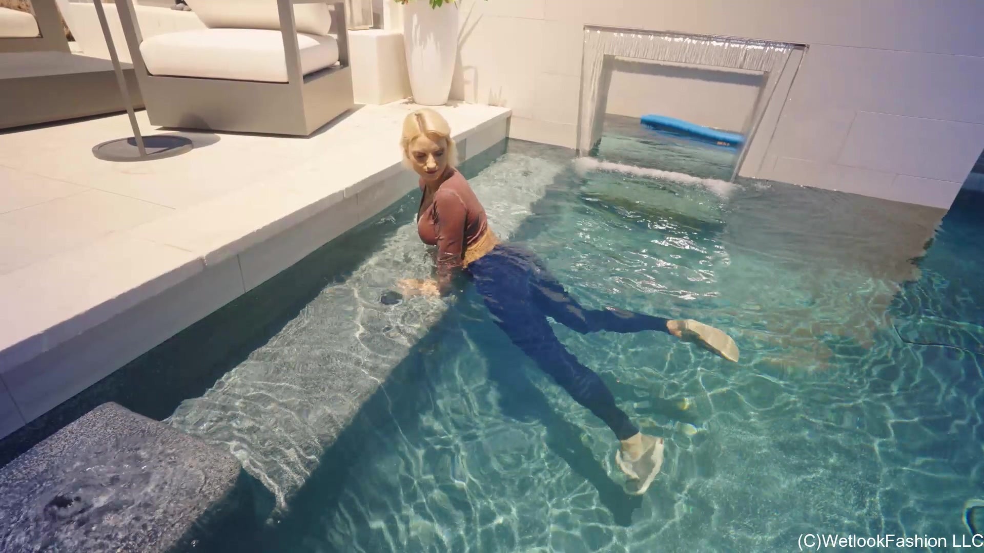 Natasha Gets Wet in a Casual Jeans Outfit