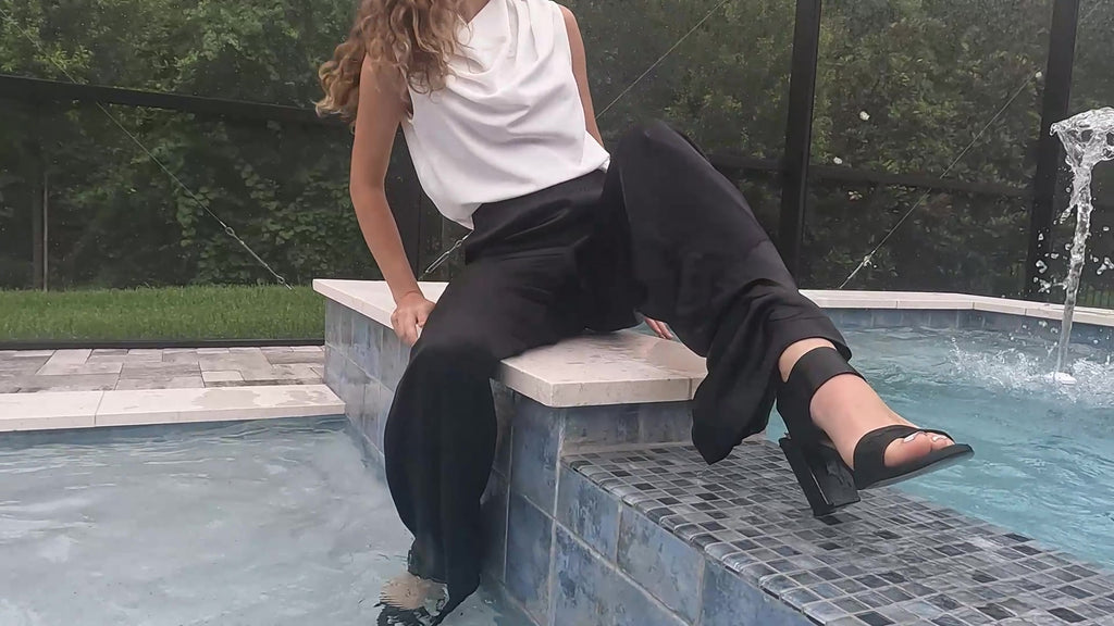 Nathalia schwimmt in Satin