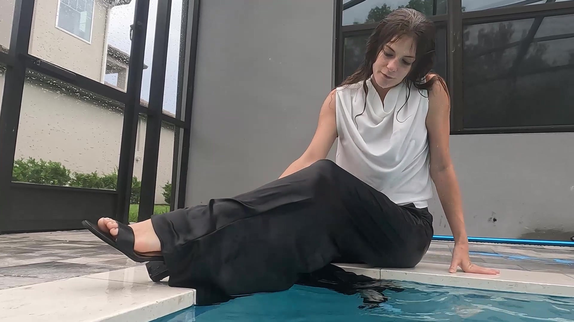 Nathalia schwimmt in Satin