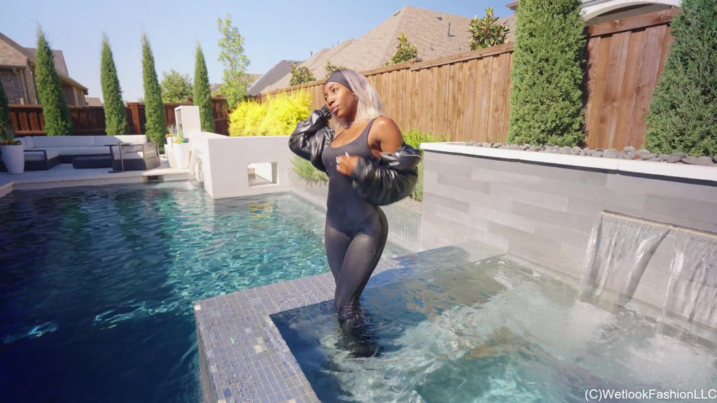 Noami wird nass in einem Jumpsuit, einer Lederjacke und Stiefeln