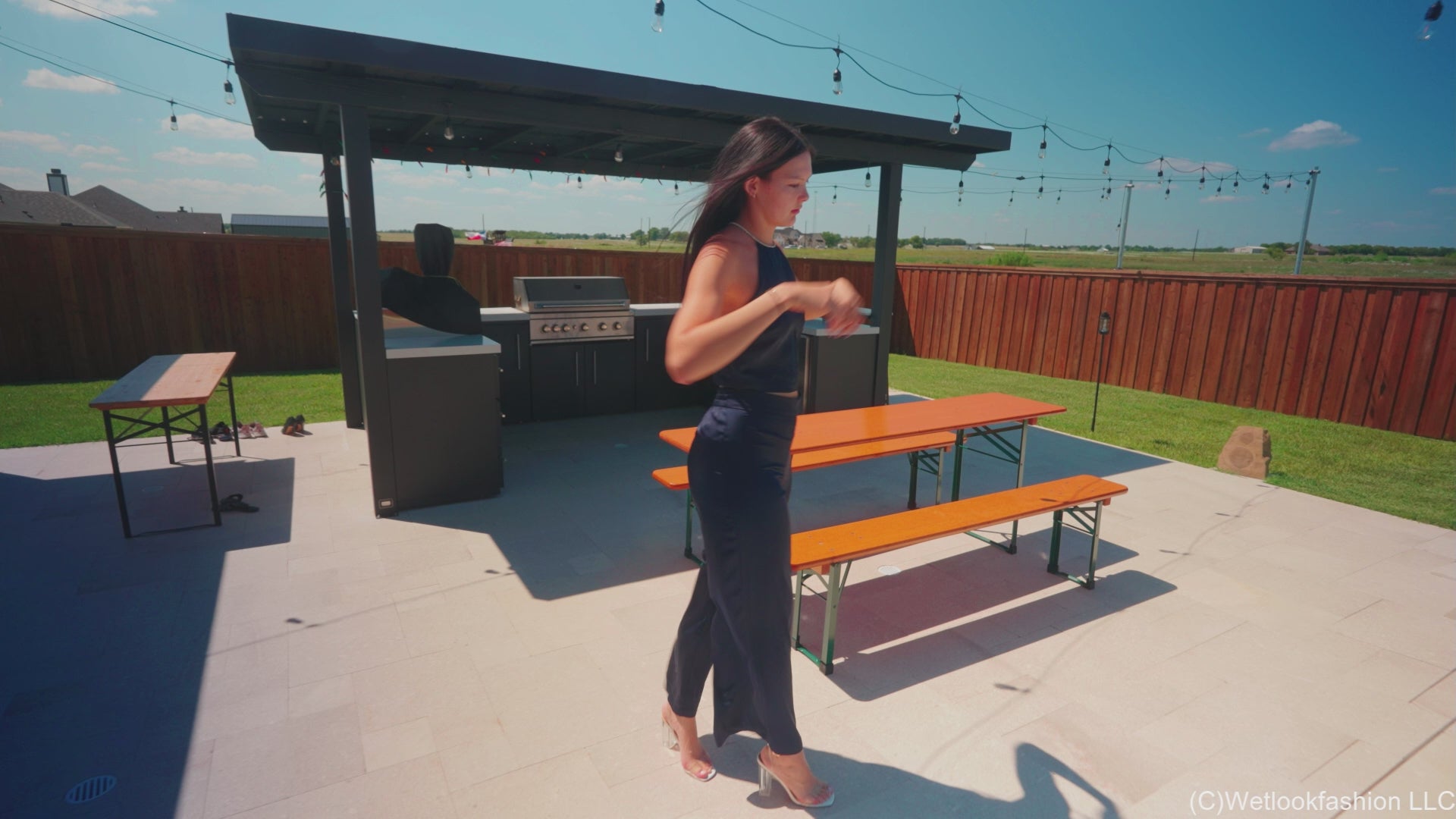 Jenny nimmt ein Bad im Pool in sexy Satin-Hosenanzug