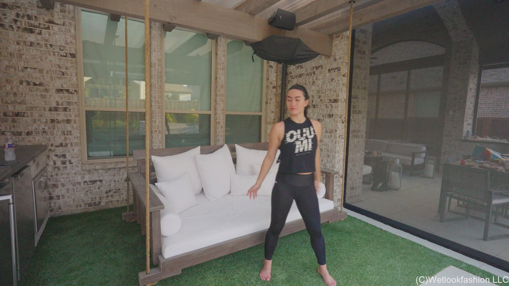 Kylie schwimmt in sportlichen Leggings und Sport-Top