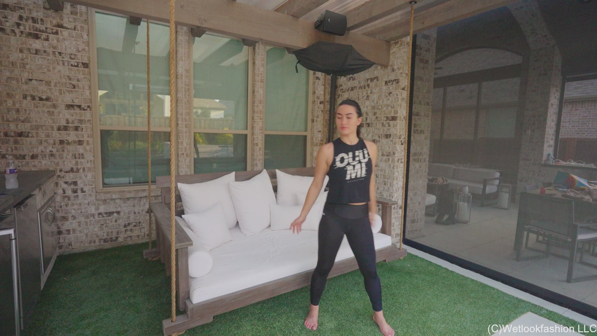 Kylie schwimmt in sportlichen Leggings und Sport-Top