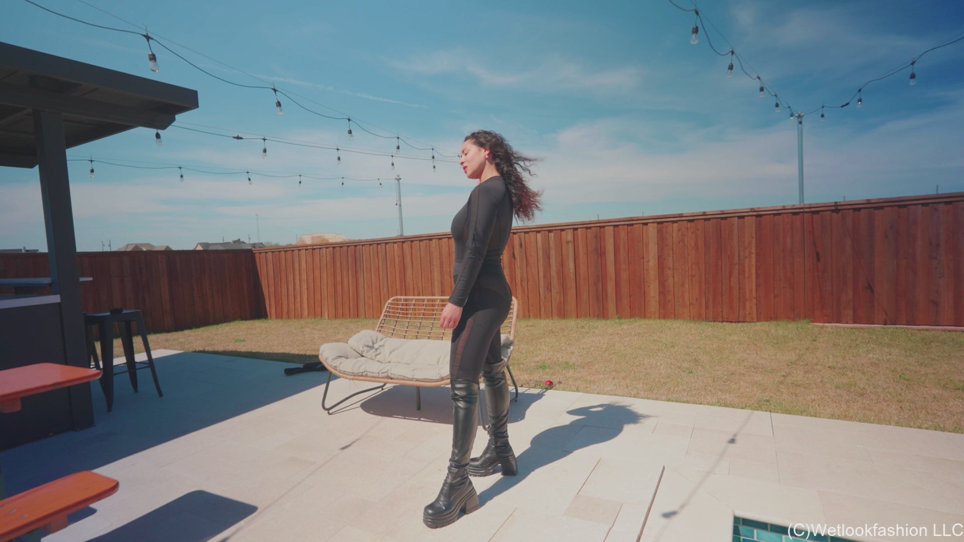 Ginas erstes Bad im komplett bekleideten Mesh-Catsuit