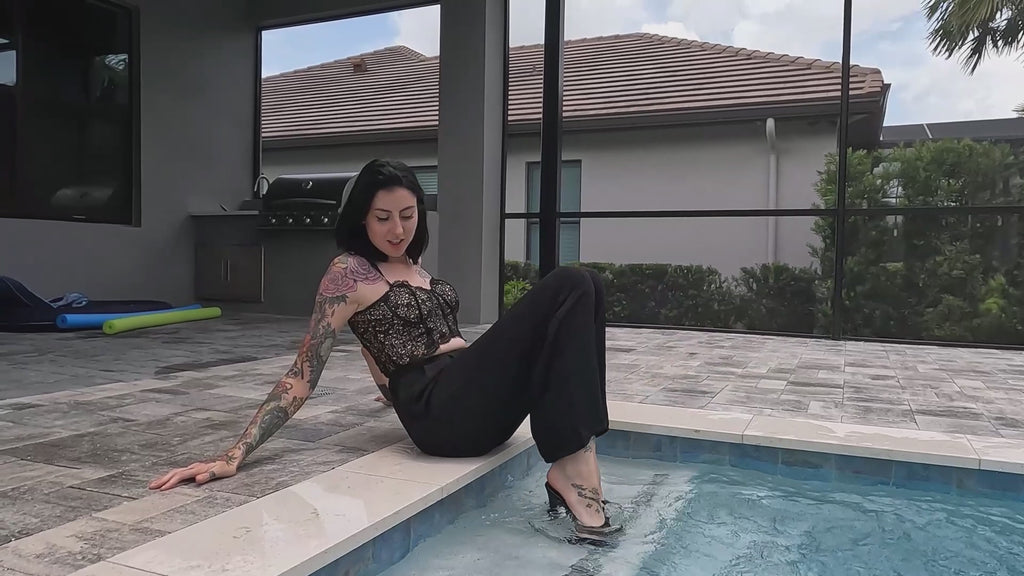 Lexie genießt das Schwimmen in ihrem schwarzen Jumpsuit