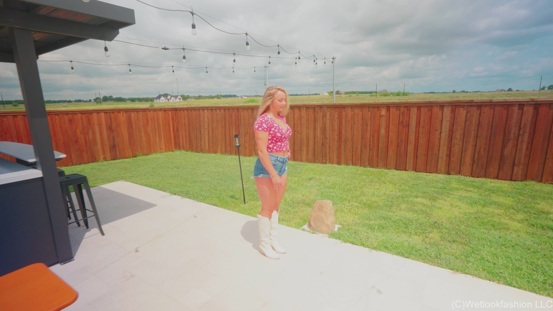 Cowgirl Brinley geht mit Stiefeln und Shorts schwimmen