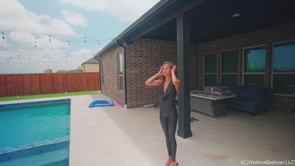 Jasmine schwimmt in glänzenden Wetlook-Leggings und Satin-Top
