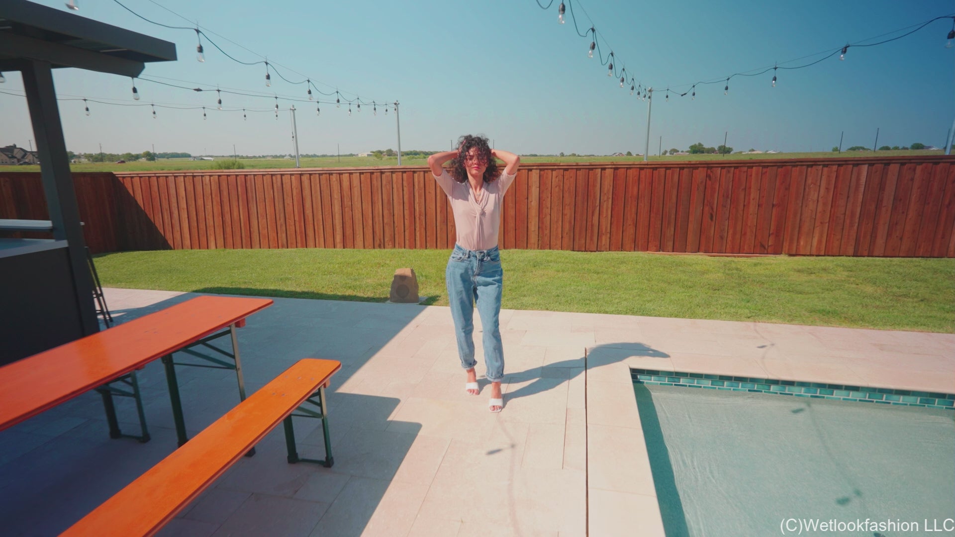 Carla fällt mit Jeans und einem durchsichtigen Oberteil in den Pool