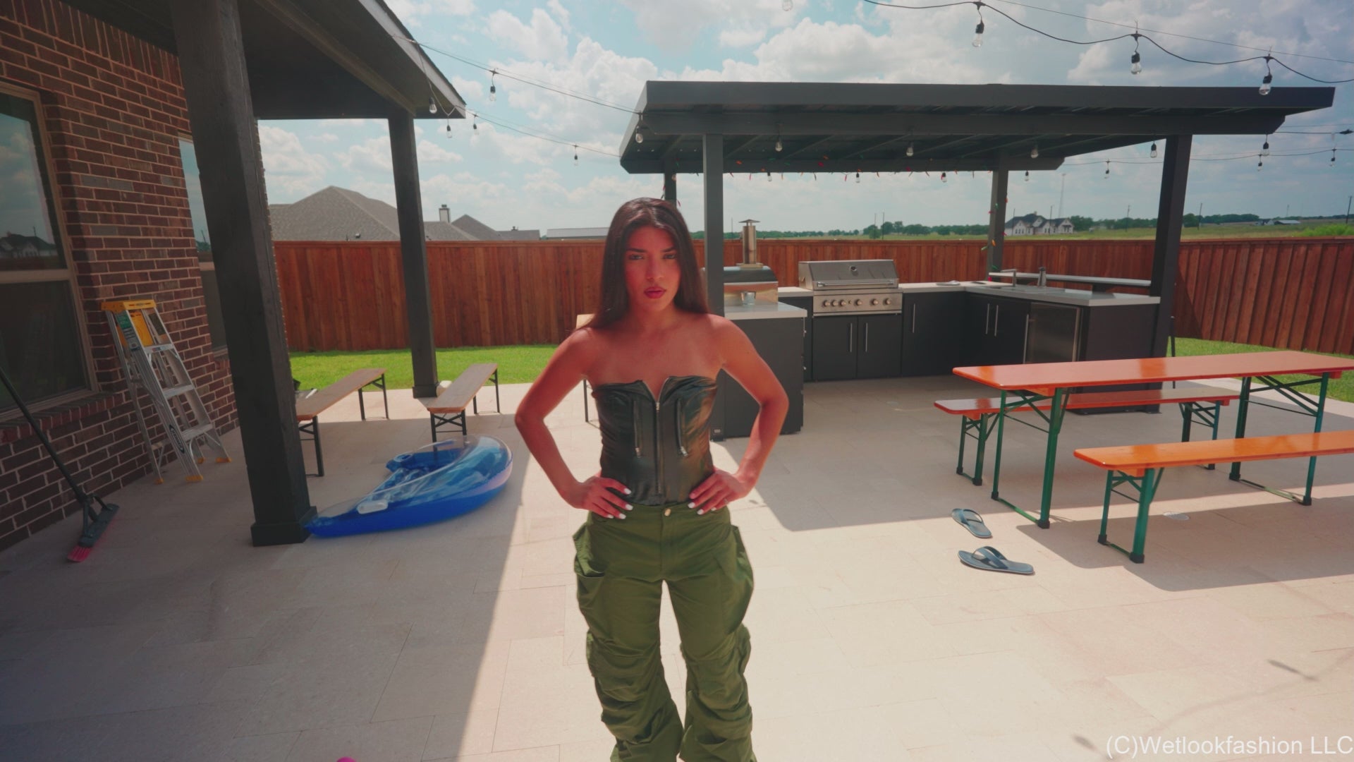 Jolissa taucht im Pool in Cargohosen und einem Leder-Top