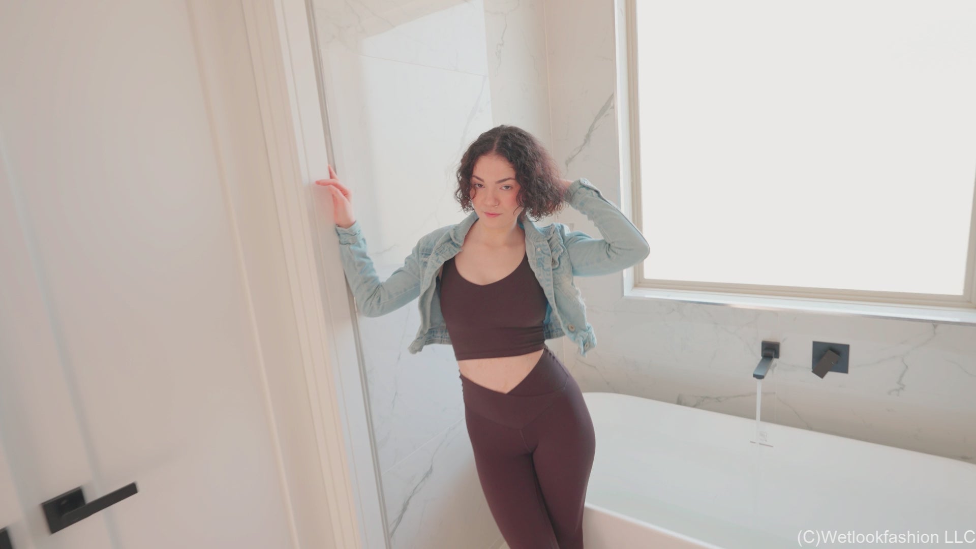 Elena wird nass in einem Yoga- und Jeans-Outfit