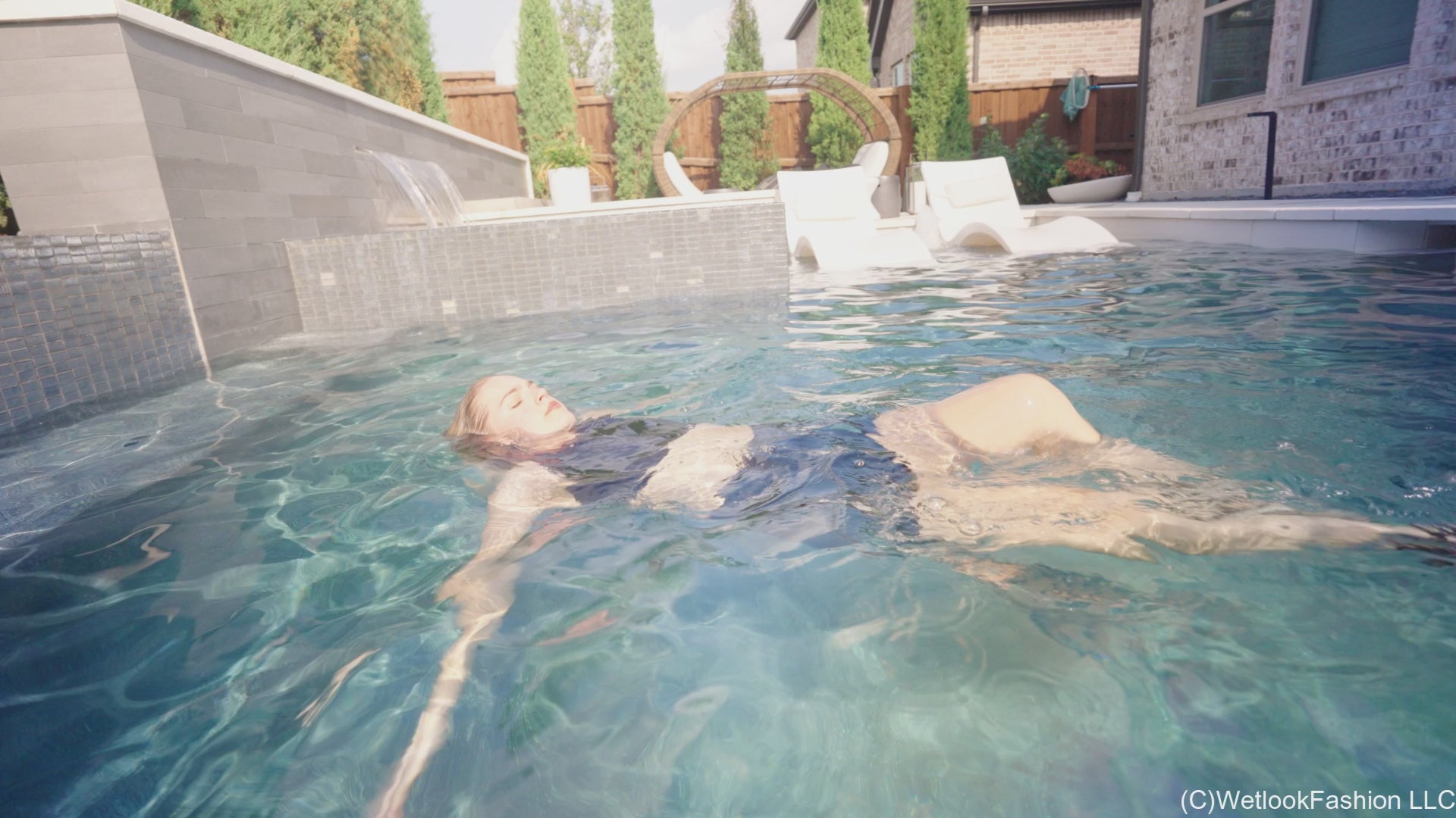 Summer schwimmt im sportlichen Rock-Outfit