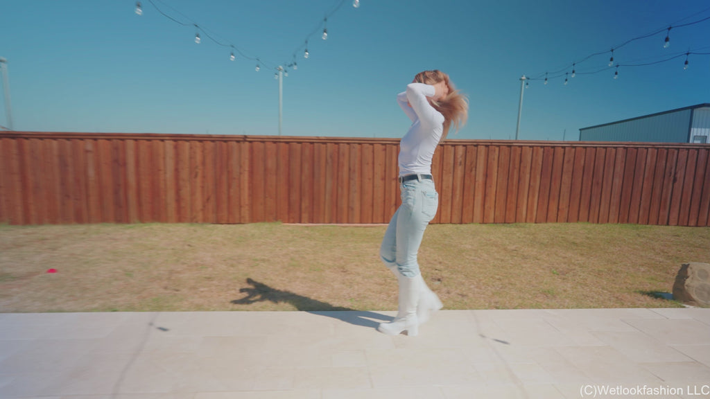Bella Rose schwimmt das erste Mal mit Jeans bekleidet