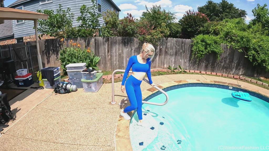 Hannah wird nass in einem blauen Sport-Set