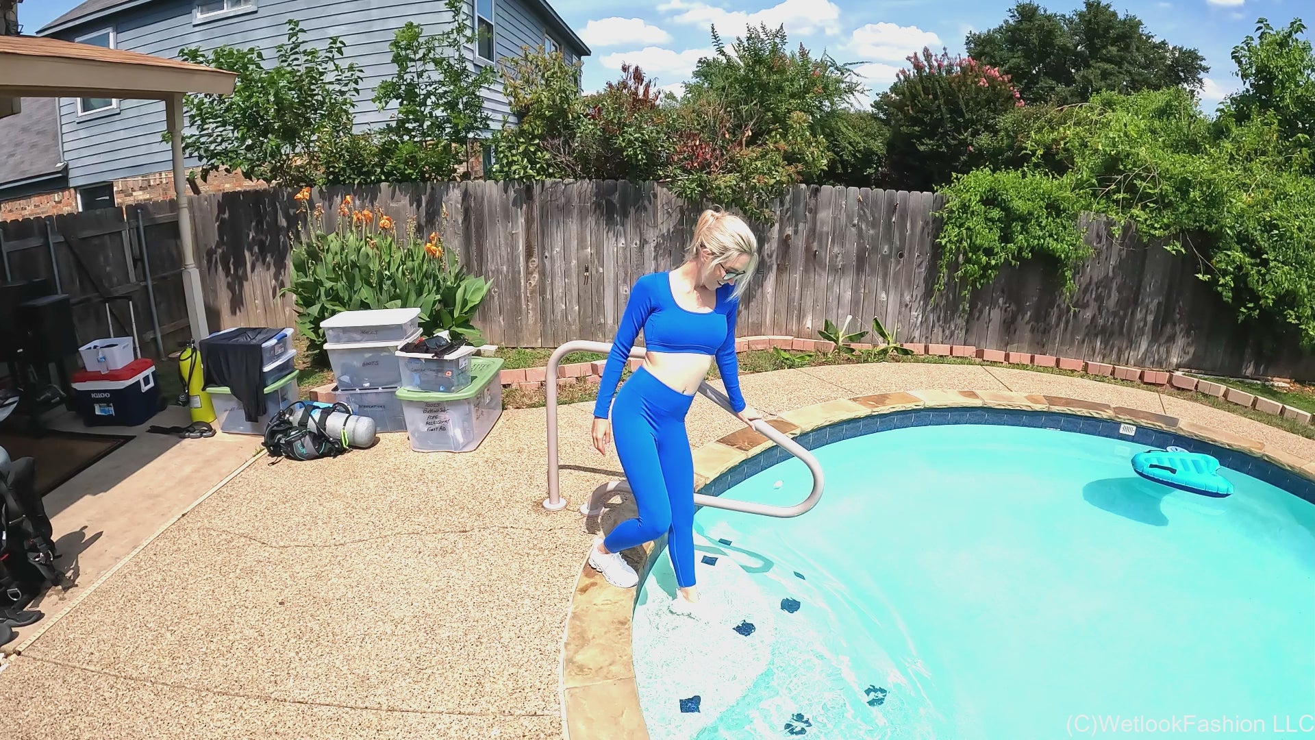 Hannah wird nass in einem blauen Sport-Set