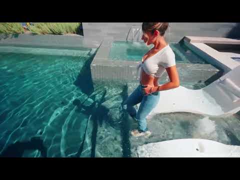 Diana schwimmt und seift sich in Jeans und Crop Top ein