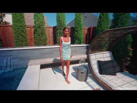 Amy schwimmt in einem Minikleid und High Heels