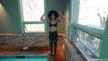 Rose schwimmt in sportlichen Leggings und Sport-BH