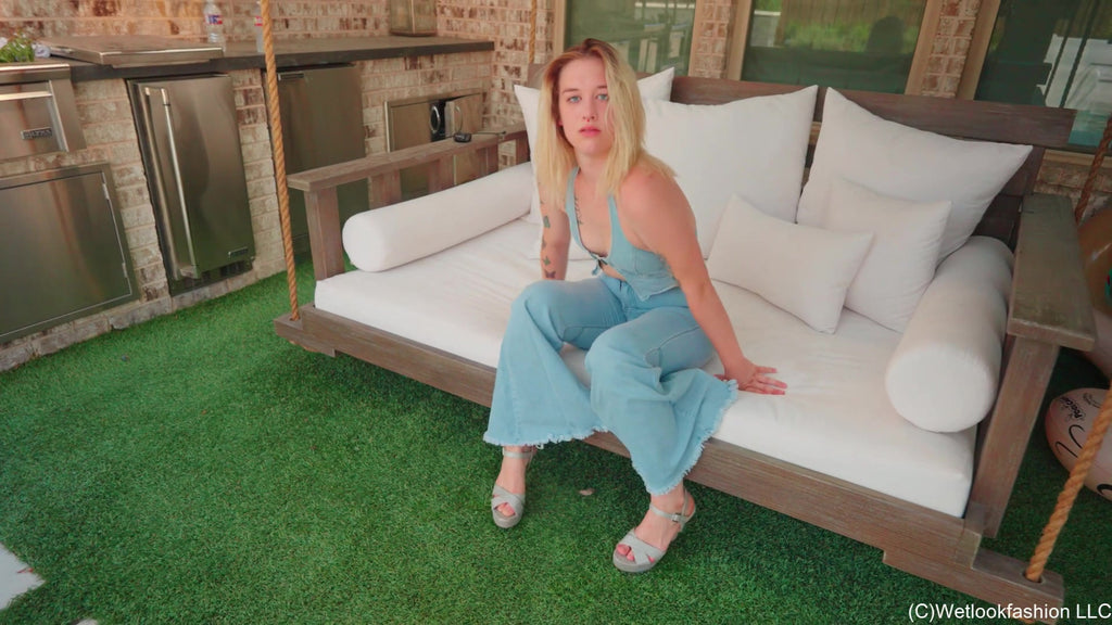 Badespaß in Denim mit Jessica