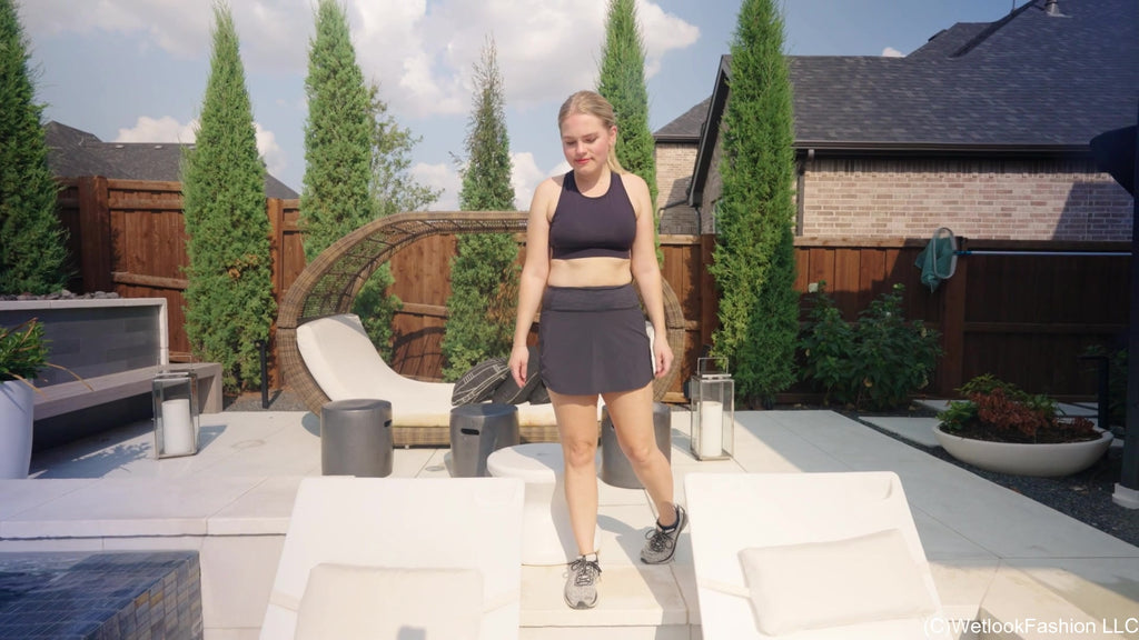 Summer schwimmt im sportlichen Rock-Outfit