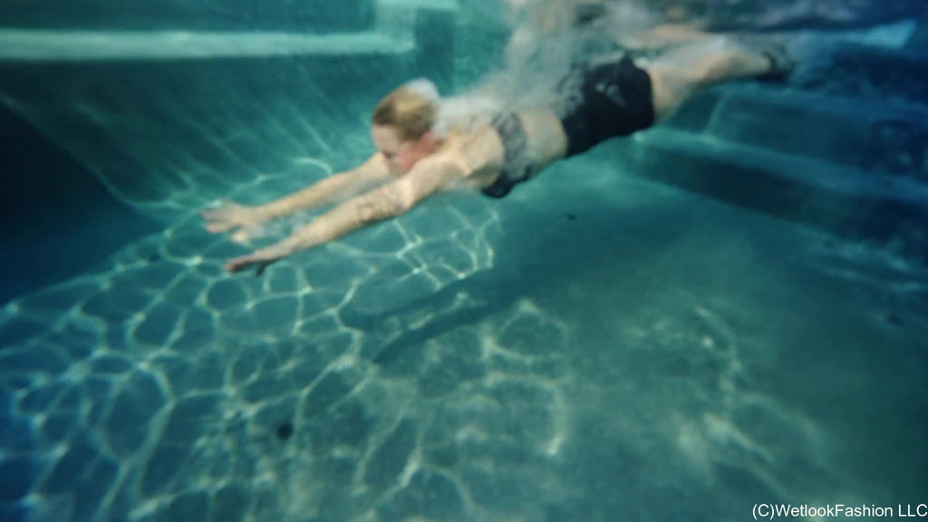 Summer schwimmt im sportlichen Rock-Outfit