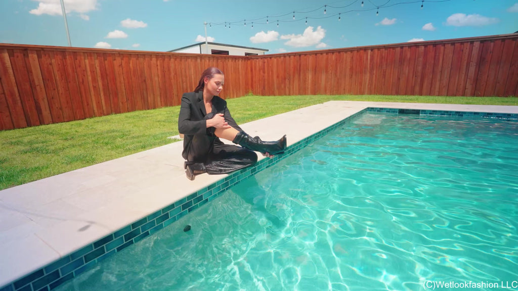 Taylor Suits the Pool